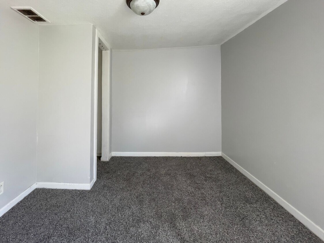 1521 & 1521 1/2 E Kirby Ave Apartment for Rent in Muncie, IN