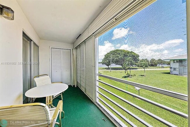 Building Photo - 2400 Lake Osborne Dr