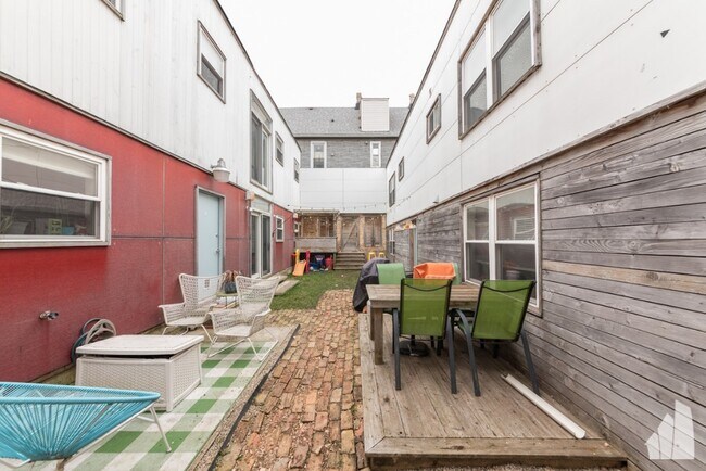 Building Photo - 3535 W Wrightwood Ave
