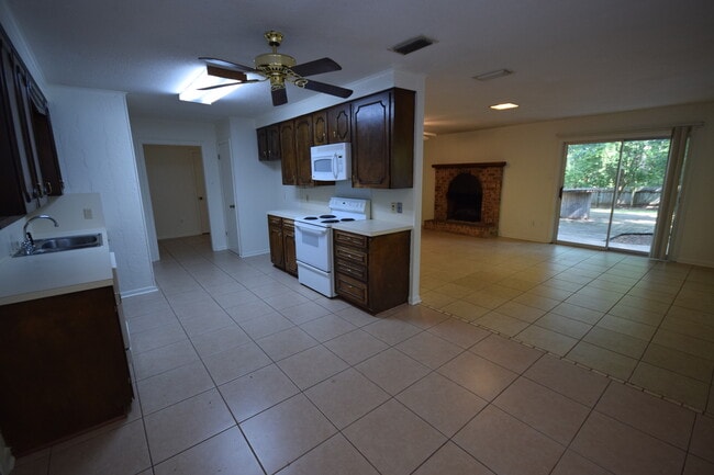 Foto del edificio - Spacious 3 Bedroom Home