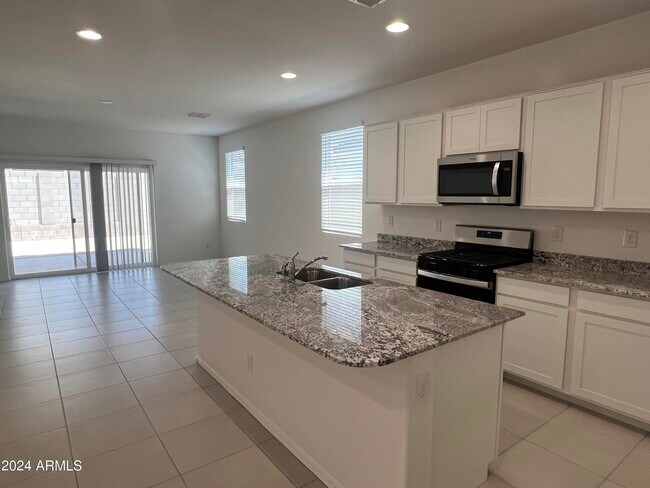 Foto del edificio - 15618 W Desert Hollow Dr