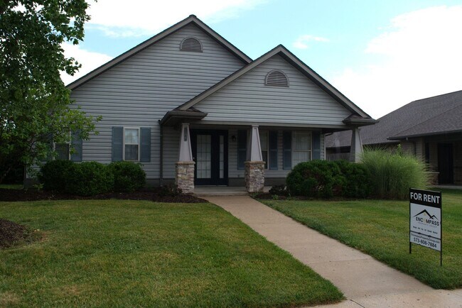 Foto del edificio - Large 2 Bed 2 Bath House With Lawncare Provided!