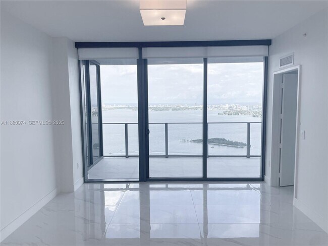 Foto del edificio - 700 NE 24th St