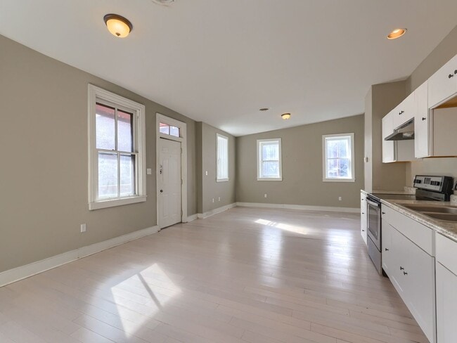 Building Photo - 1004 N 3rd St