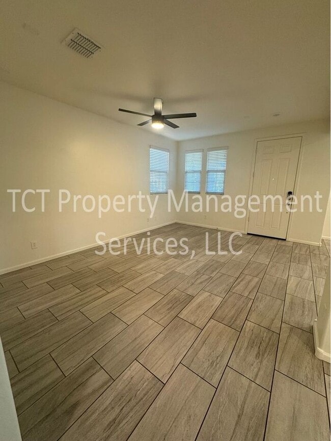 Building Photo - Beautifully maintained home in gated Layton Lakes