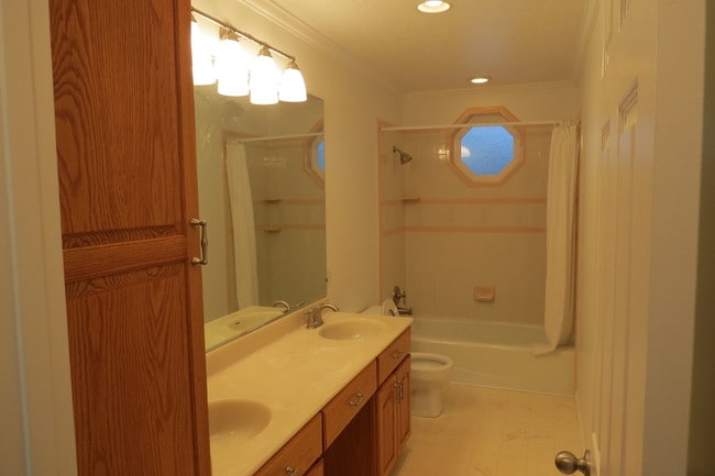 Bath - 111 E 900 S