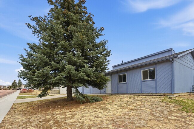 Foto del edificio - $1,840.95 - 3 Bed, 2 Bath Home with fenced yard and $300 move in special.