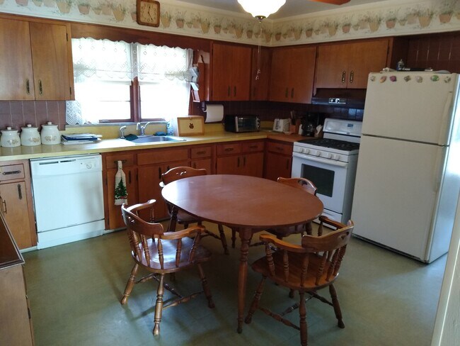 Eat in kitchen - 2024 Schiller Ave