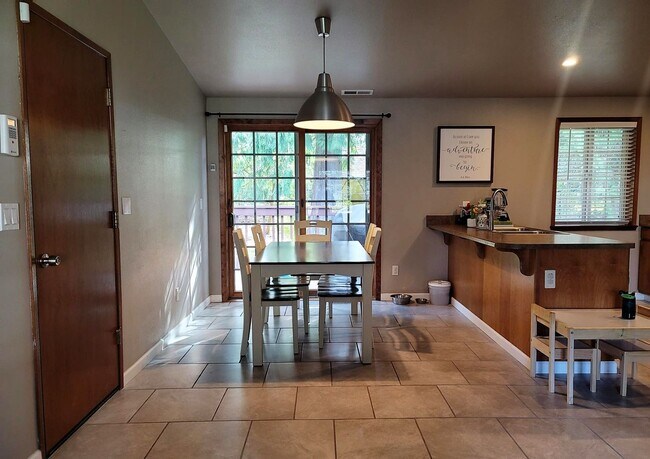 Foto del edificio - 3 bedroom home in great Keyport location!