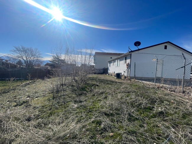 Building Photo - 5 Bed, 2 Bath Home in Kearns!