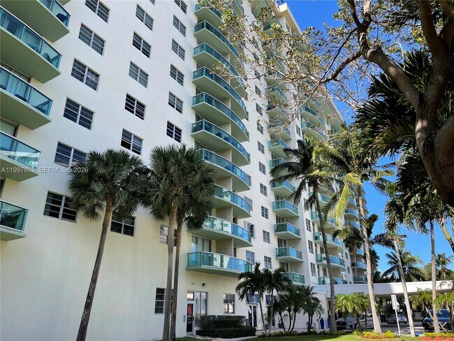 Foto del edificio - 19390 Collins Ave