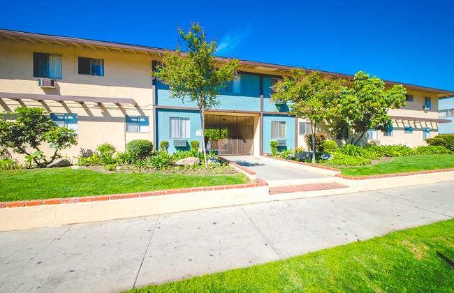 Building Photo - 6719 Woodman