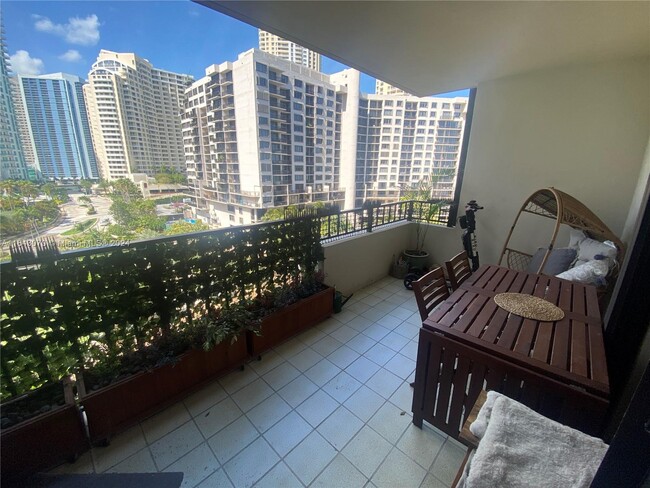 Foto del edificio - 520 Brickell Key Dr