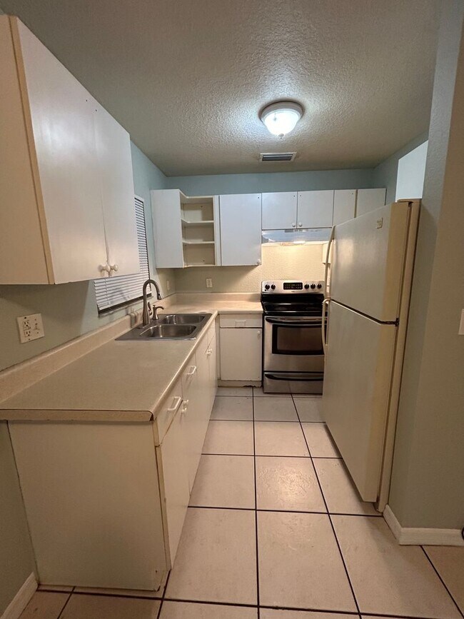 Foto del edificio - Beautiful Spacious Home with 4 Bedrooms, Y...
