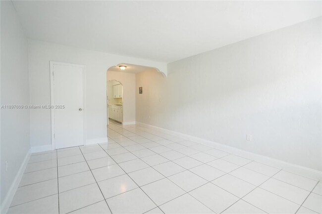 Foto del edificio - 7829 Carlyle Ave