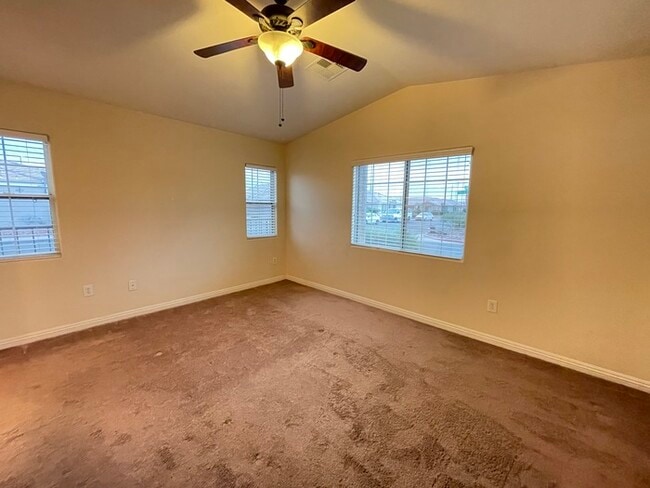 Building Photo - Carry Over Showing: This property has been shown before and will be rented to the first most qual...