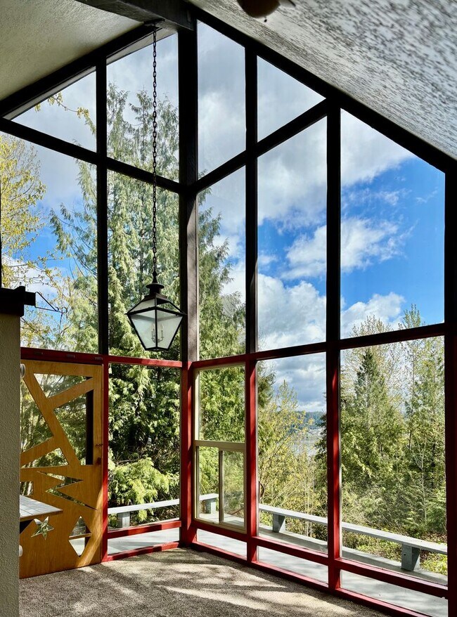 Foto del edificio - 2 Bed / 2 Bath Lakeview Bellevue cottage $3,295/month