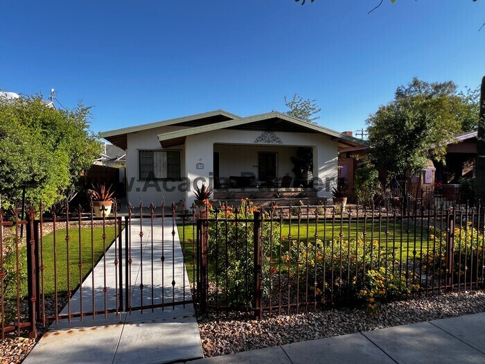 Foto principal - Nicely updated Four Bedroom on University ...