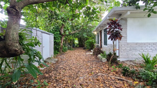 Building Photo - 3965 SW 60th Ct