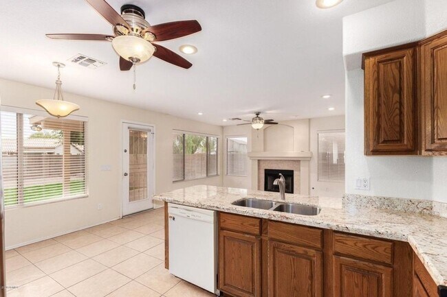 Foto del edificio - COMING SOON!! Lovely 3 Bedroom / 3 Bath  South Chandler Area Home!
