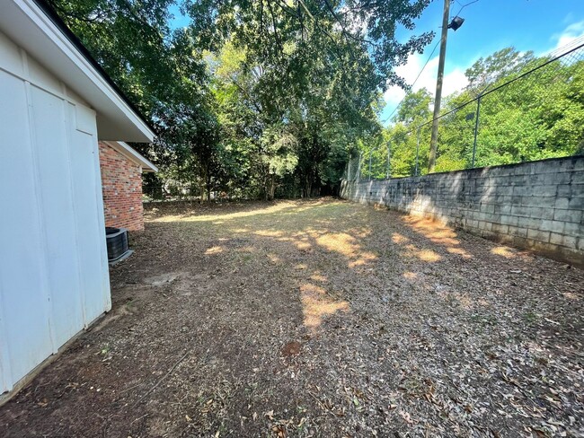 Building Photo - ** 3 bed 1 bath located in Forest Hills **...