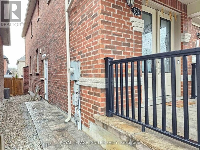 Building Photo - 669 Sweetwater Cres