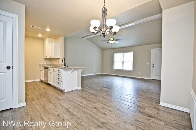 Building Photo - 3 br, 2 bath House - 1700 S. Dixieland #102