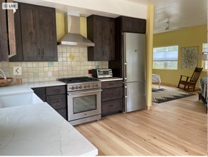 Building Photo - 100 Cinco Milagros