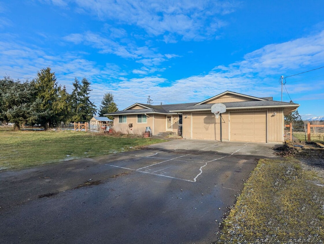 Primary Photo - Spacious 3 bedroom 2.5 bathroom ranch styl...