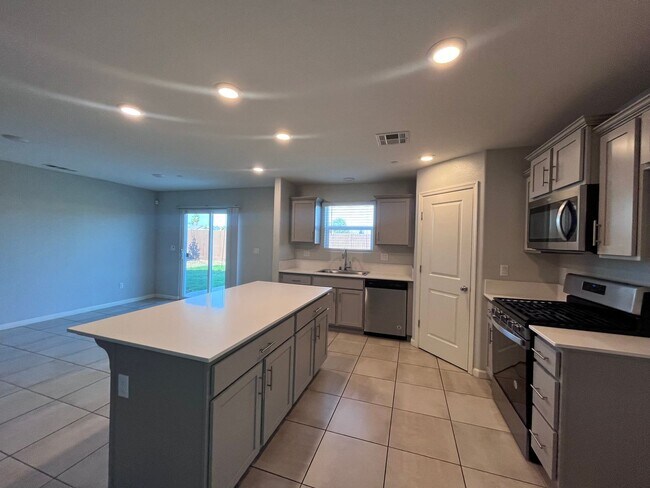 Building Photo - 786 LA DAWNA 4 BEDROOM 3 BATHROOM HOME TULARE