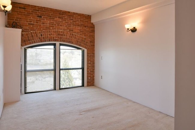 Building Photo - 33 Maplewood Ave