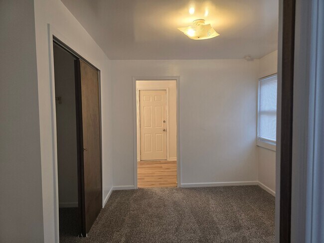 Foto del edificio - 1384 Pondview Ave