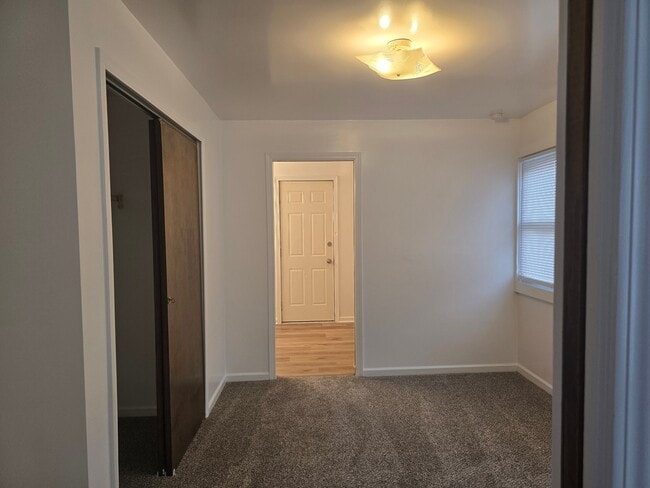 Building Photo - 1384 Pondview Ave