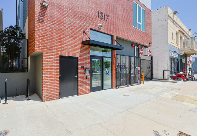 Building Photo - 1317 W Jefferson Blvd