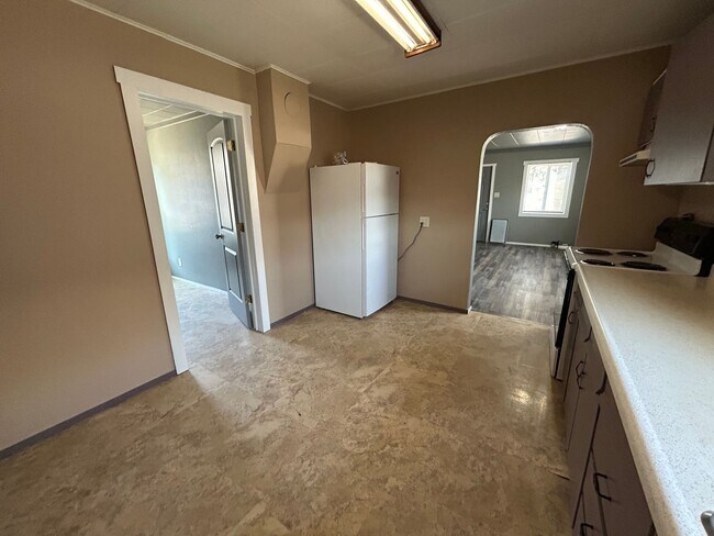 Building Photo - 3 bedroom house close to shopping.
