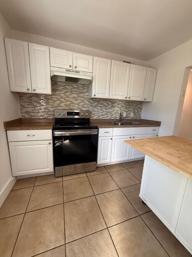 Building Photo - 3 BR/1BA | Newly Renovated Single Family Home | Gated backyard | In South Tampa!