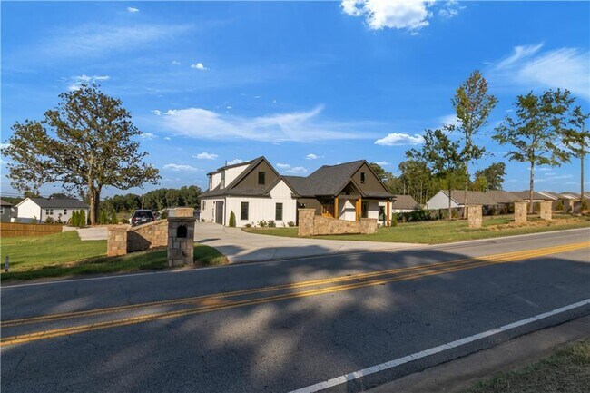 Foto del edificio - 524 Martins Chapel Rd