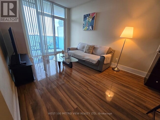 Photo du bâtiment - 330 Burnhamthorpe Rd W