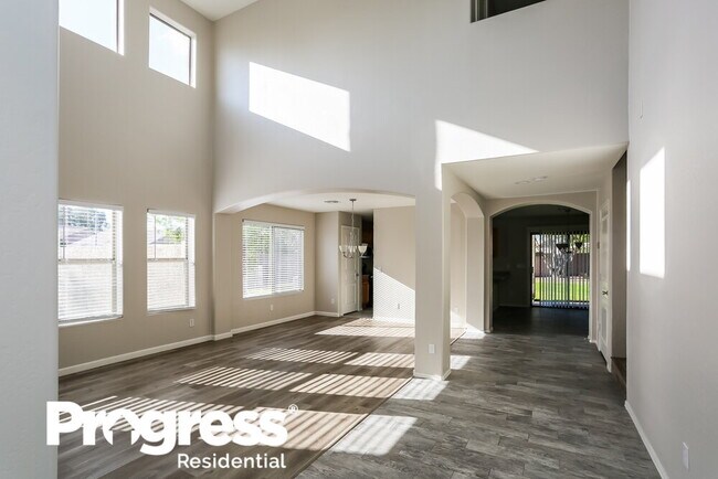Building Photo - 5182 W Vista Ave