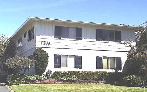 Building Photo - 1211 E Lexington Dr