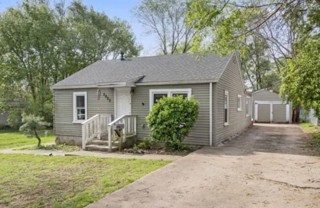 Building Photo - 3 Bedroom | 1 Bathroom | 1 Car Detached Ga...