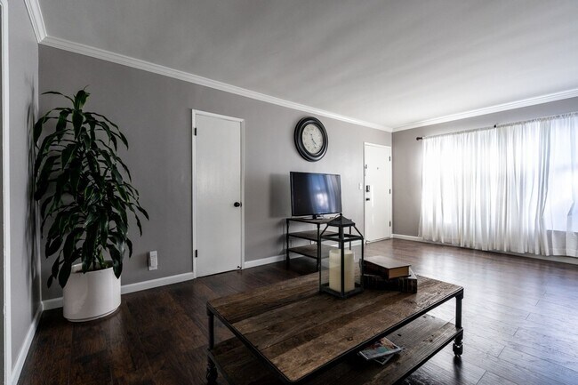 Building Photo - Charming 1BR Duplex in Los Angeles | Mirac...