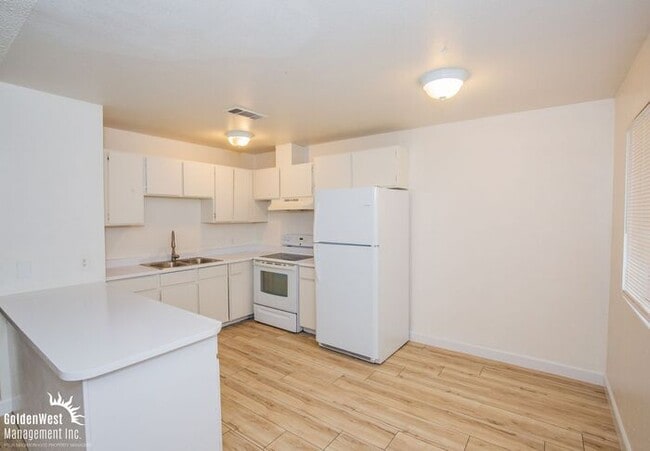 Building Photo - Renovated 2Bdm 1Ba Upstairs Apartment in C...