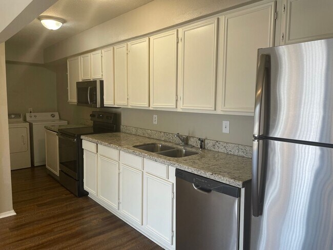 Foto del edificio - JULY PRE-LEASE  Spacious Updated 2 Bed 2 B...