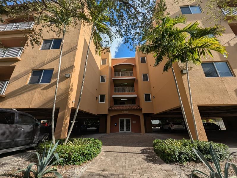 Foto principal - 1300 NE 109th St