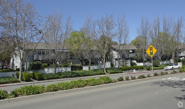 Building Photo - Gardens