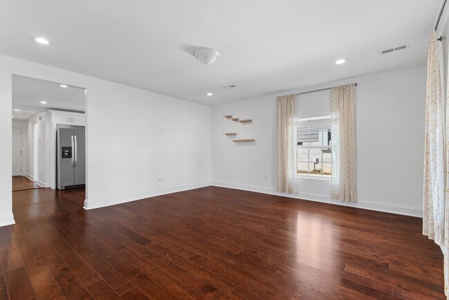 Building Photo - Gorgeous Home Near Downtown Durham!