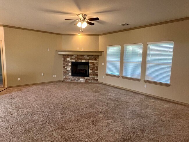 Building Photo - Spacious 4 Bed 2 Bath!!