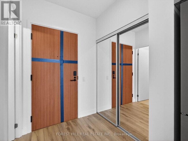 Photo du bâtiment - 1660 Bloor St W