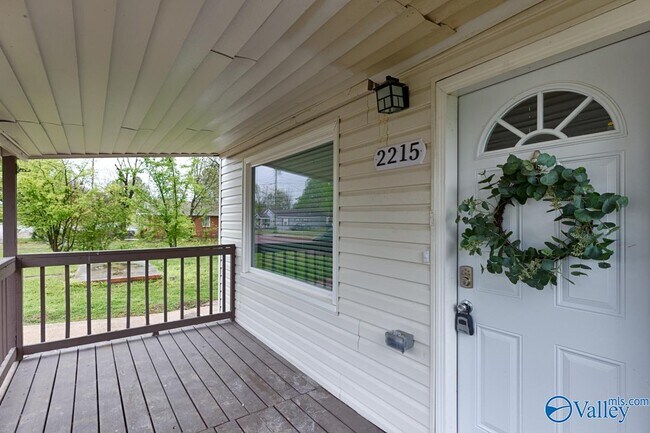 Foto del edificio - 2215 Bell Ave NW